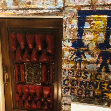 By Hove Its Got It Boutique Rock N Roll Punk Apartment Hove Екстер'єр фото